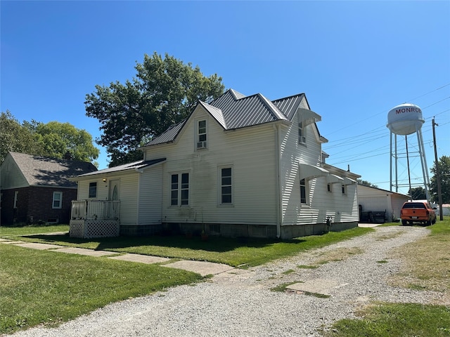 view of front of home with a front lawn