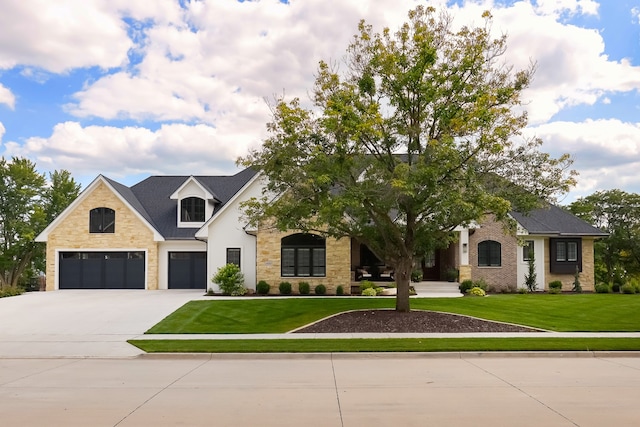 view of front facade featuring a garage and a front yard