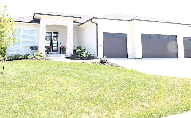 view of front of house featuring a front yard and a garage