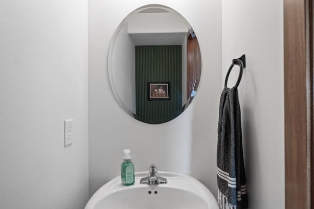 bathroom featuring a sink