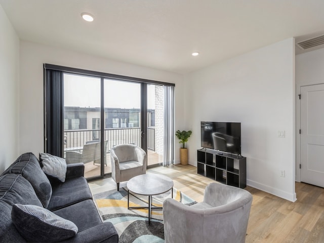 living area with visible vents, recessed lighting, baseboards, and light wood-style floors