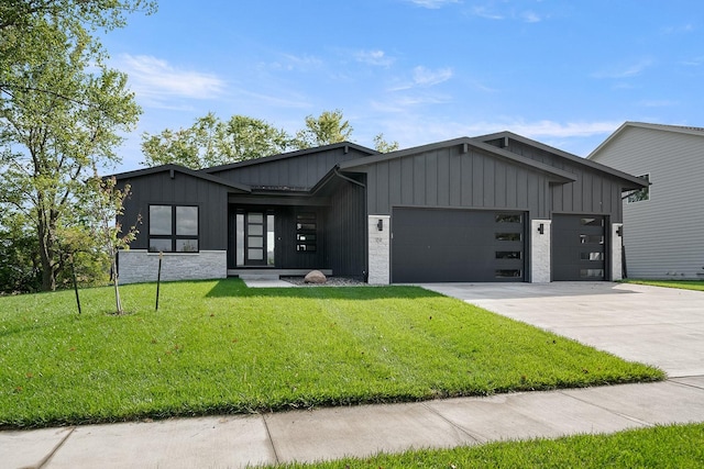 view of front of house featuring a front yard and a garage