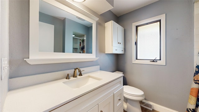 full bath with toilet, visible vents, baseboards, vanity, and a shower with curtain