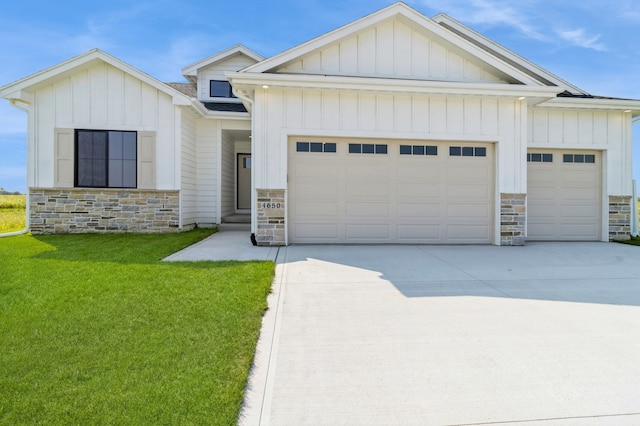 view of front of property featuring a front yard and a garage