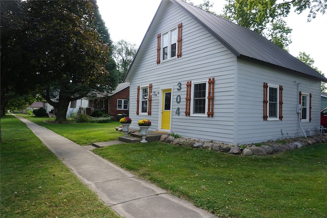 view of front of property with a front yard