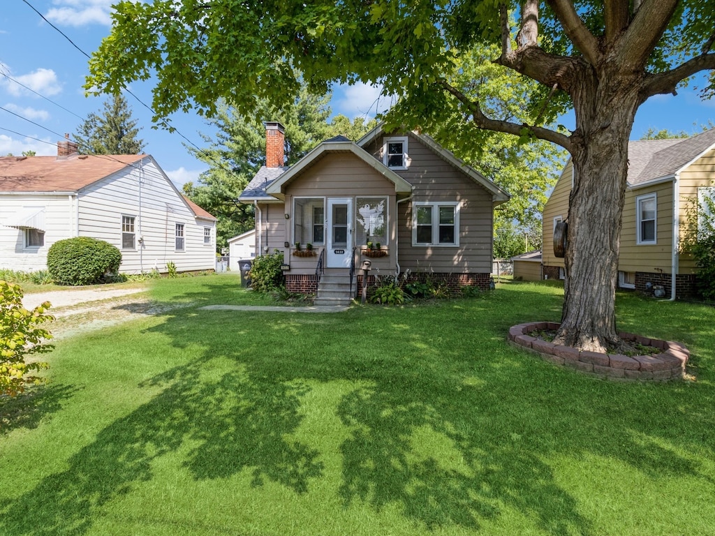 view of front of home featuring a front lawn