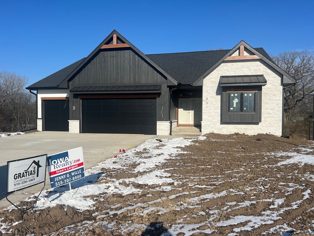 view of front facade with a garage