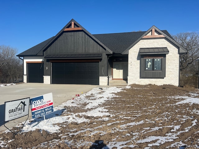 view of front facade with a garage