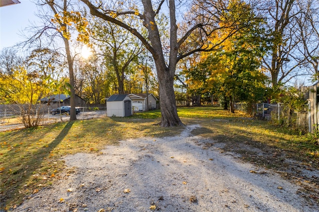 view of yard with a storage shed