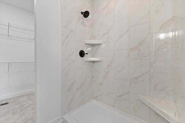 bathroom featuring a tile shower