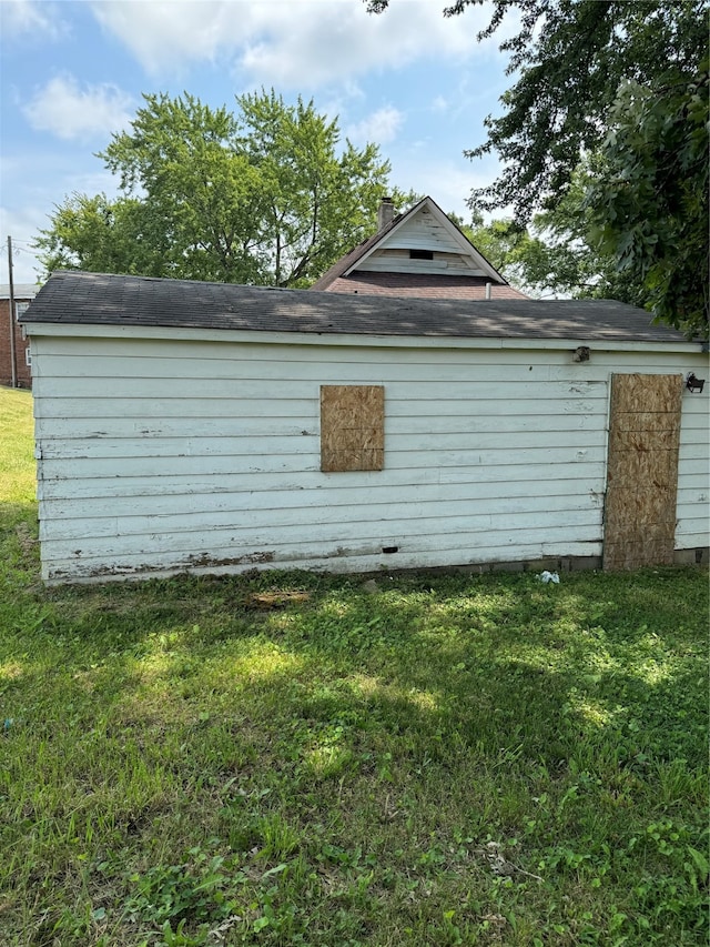 view of side of property featuring a yard