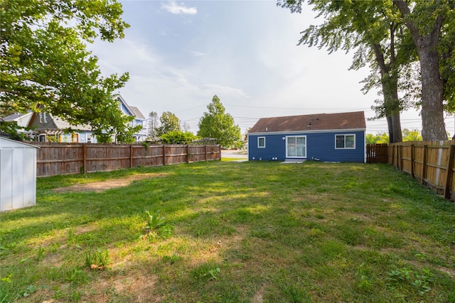 view of yard featuring a shed