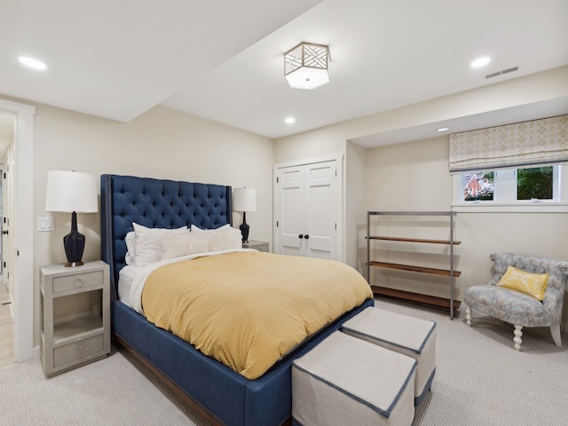 bedroom featuring carpet flooring and a closet