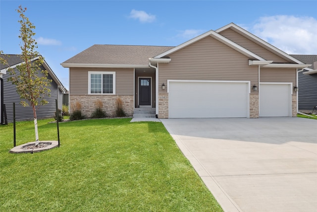 craftsman house featuring a garage and a front lawn