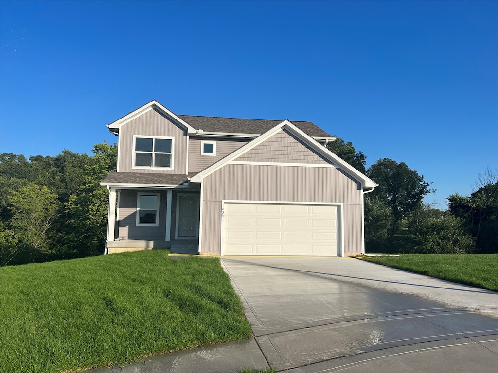 view of front facade featuring a garage and a front yard