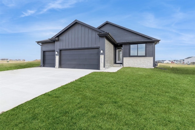 view of front facade featuring a front yard and a garage