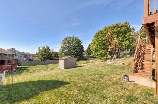 view of yard featuring a shed