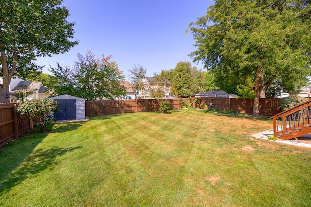 view of yard featuring a storage shed