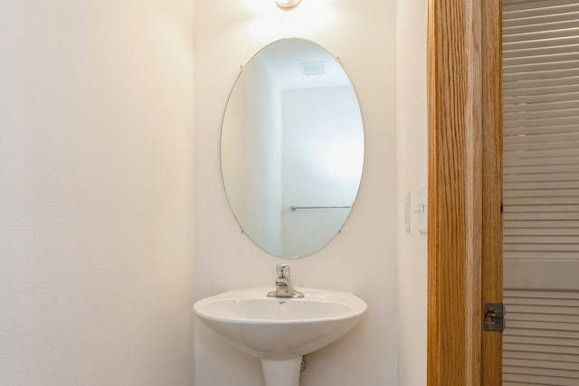 bathroom featuring sink