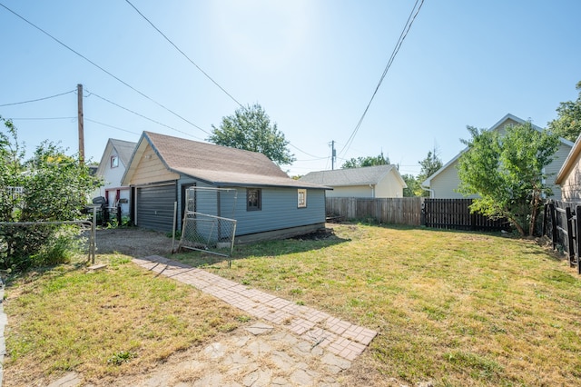 view of yard with an outbuilding