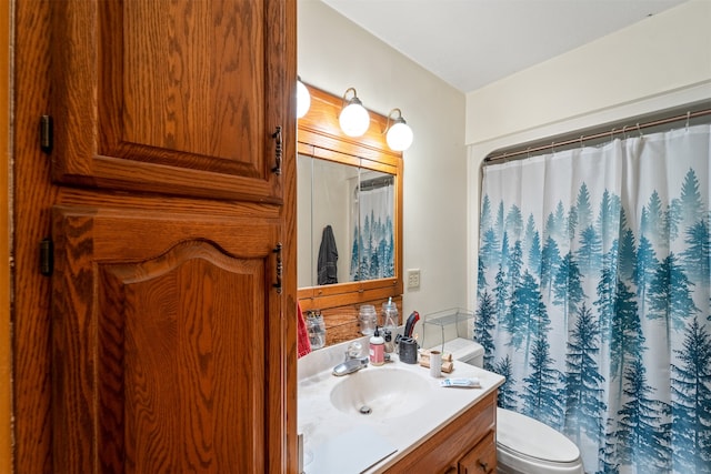 bathroom featuring a shower with curtain, vanity, and toilet