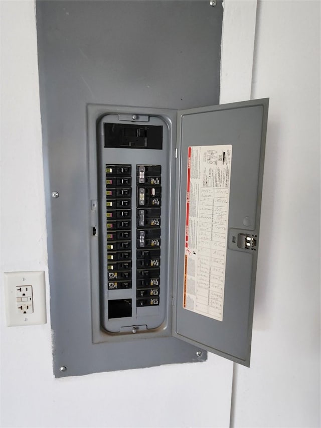 621/623 Burlington St, Harvey, IA 50119 - utilities featuring electric panel