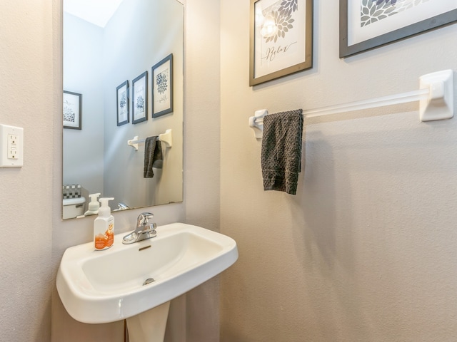 bathroom featuring sink