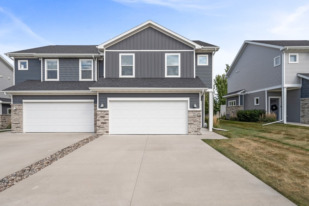 view of front of home featuring a front yard and a garage