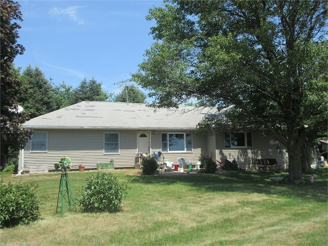 ranch-style home featuring a front lawn