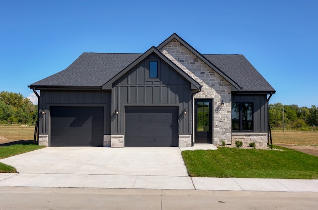 view of front of house featuring a garage and a front yard