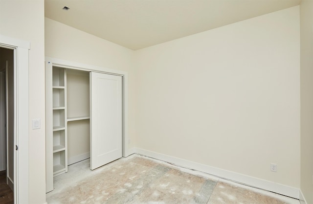 unfurnished bedroom featuring baseboards and a closet