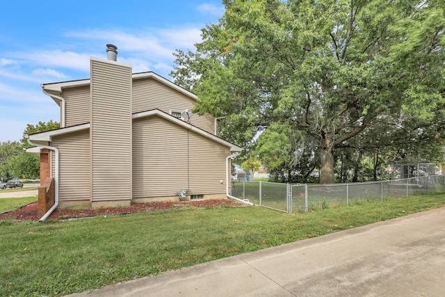 view of side of property featuring a yard