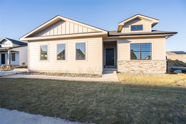 view of front of property with a front yard