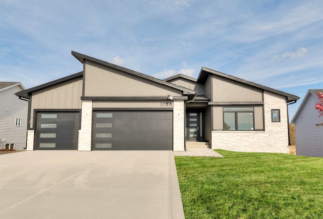 view of front of house featuring a front lawn and a garage