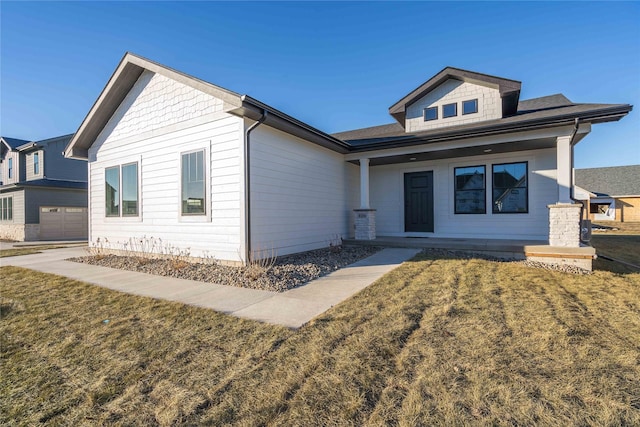 view of front of house featuring a front lawn