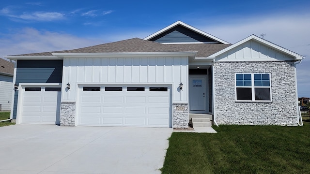 view of front of property featuring a front yard and a garage