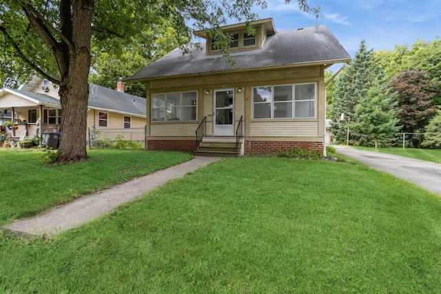 view of front of property featuring a front lawn