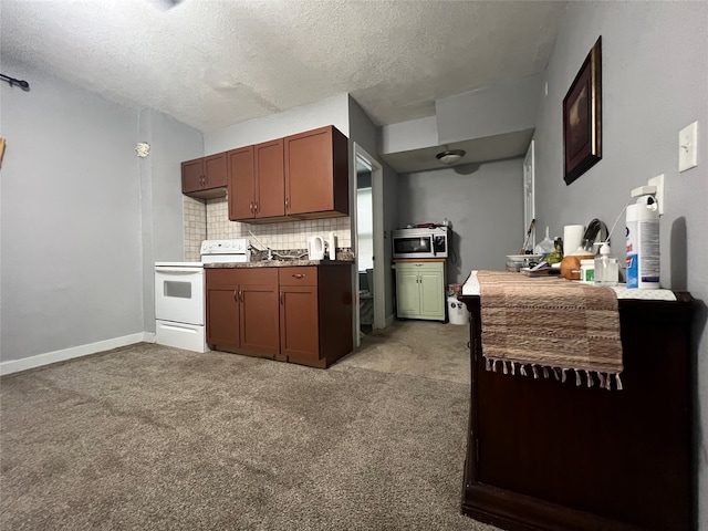 kitchen featuring carpet, electric stove, a textured ceiling, and backsplash