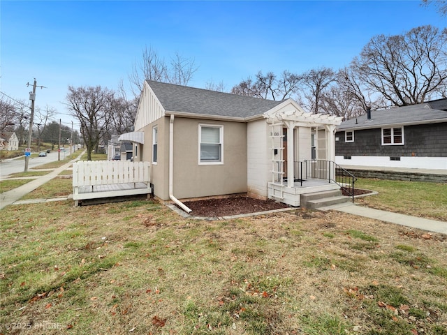 view of front of home with a pergola and a front yard