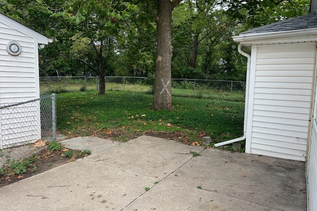 view of yard featuring a patio