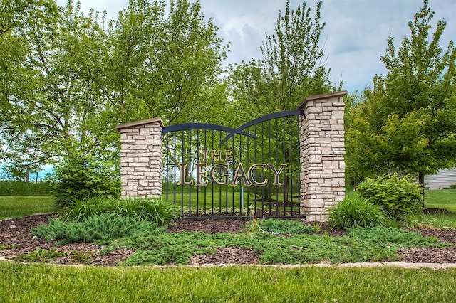 community sign with a yard