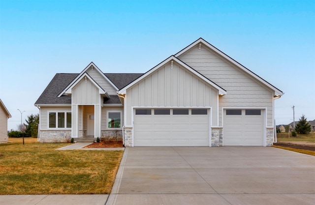 craftsman inspired home with a front yard and a garage