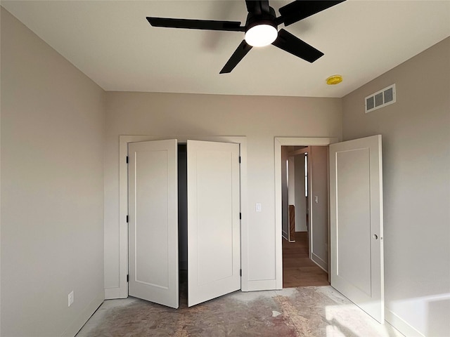 unfurnished bedroom with ceiling fan and a closet