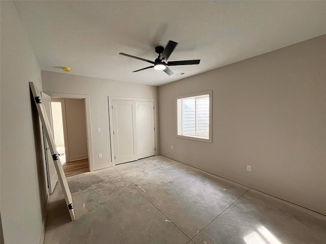 unfurnished bedroom featuring ceiling fan and a closet