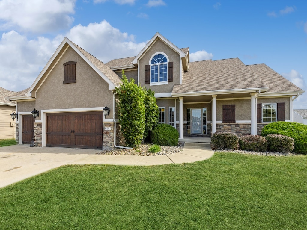 view of front of home featuring a front yard and a garage