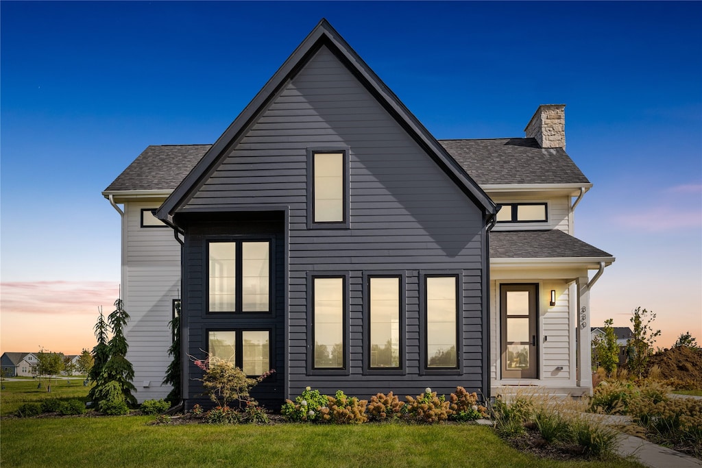 view of front facade with a yard