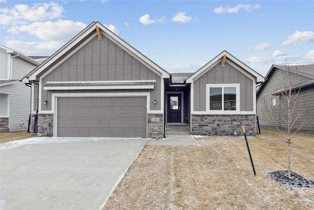 view of front facade with a garage