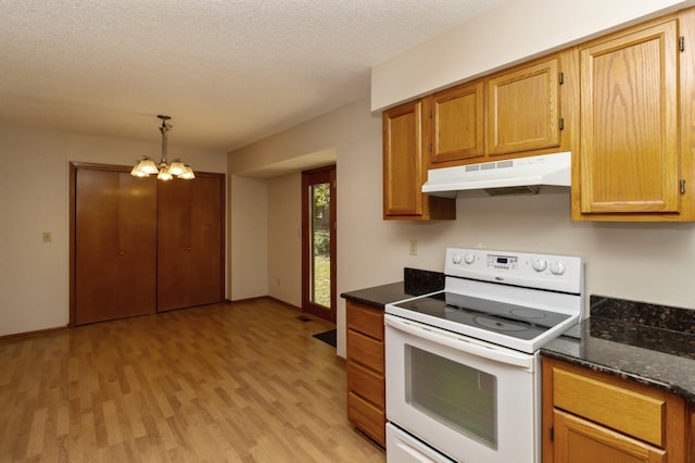 kitchen with light wood-type flooring, a notable chandelier, under cabinet range hood, a textured ceiling, and white electric stove