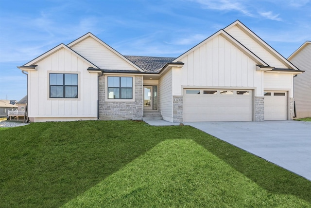 view of front of house featuring a garage and a front yard