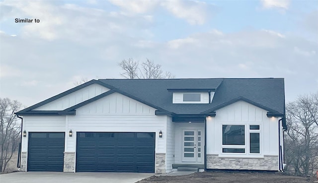 view of front facade featuring a garage